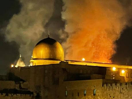 fire on Har Habayit with Yom Yerushalayim celebrations at the Kotel below (video)