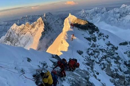 China Cancels Everest Climbing Season, Nepal Forges Ahead for Now