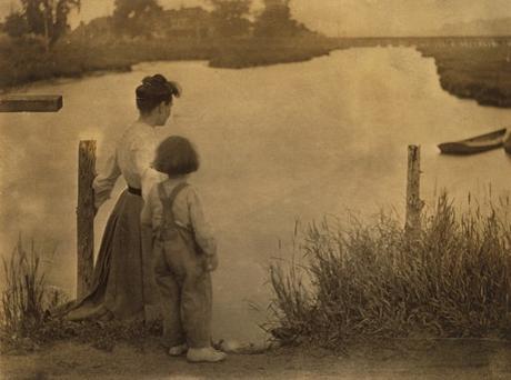 Early photography: Woman and Child by a River – Gertrude Käsebier