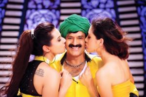 balakrishna srimanarayana parvathimelton isha chawla 300x199 Srimanaraya Movie Review