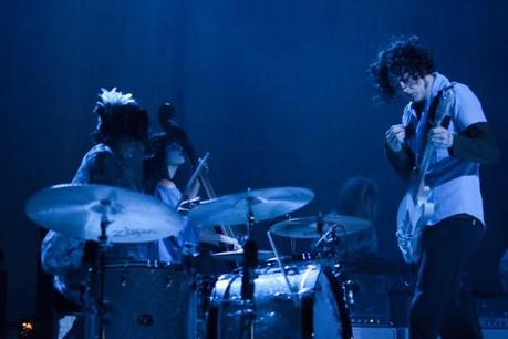 JackWhite HildaPellerano12 550x366 JACK WHITE PLAYED RADIO CITY MUSIC HALL [PHOTOS]