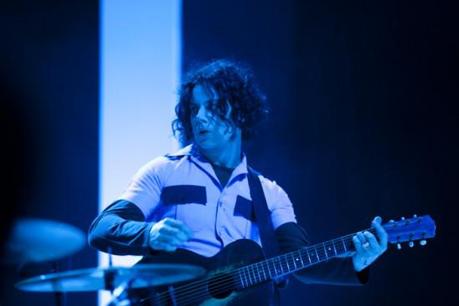 JackWhite HildaPellerano16 550x366 JACK WHITE PLAYED RADIO CITY MUSIC HALL [PHOTOS]