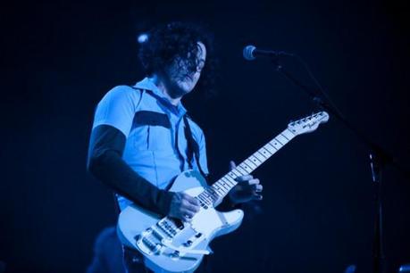 JackWhite HildaPellerano10 550x366 JACK WHITE PLAYED RADIO CITY MUSIC HALL [PHOTOS]