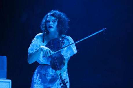 JackWhite HildaPellerano19 550x366 JACK WHITE PLAYED RADIO CITY MUSIC HALL [PHOTOS]