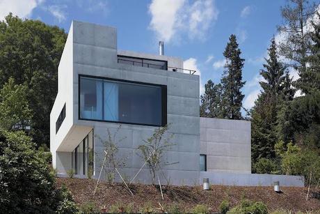 House overlooking lake Zurich by Müller Verdan Weineck Architekten