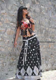 Ileana - Curvy in Black