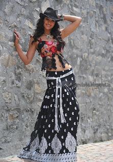 Ileana - Curvy in Black