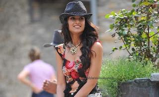 Ileana - Curvy in Black