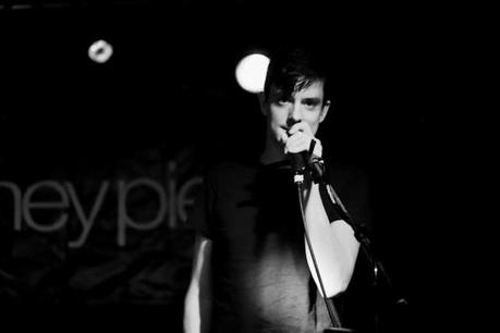 body language 7 550x366 BODY LANGUAGE, OPOSSOM, HIGH HIGHS [PHOTOS]