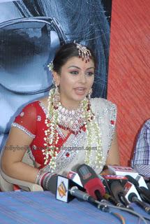 Hansika - Beautiful in White Saree