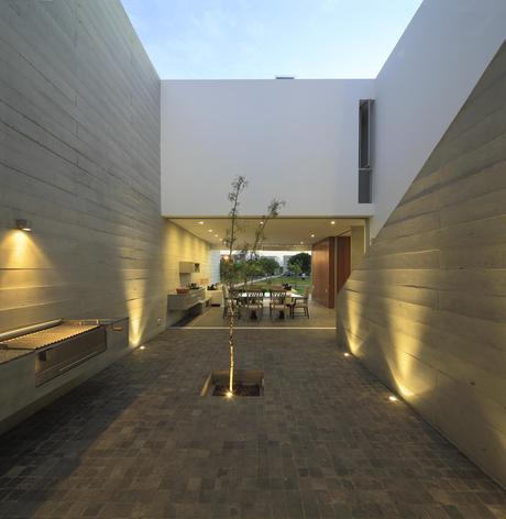 Rosie House by ARTechnic architects La Isla House by Llosa Cortegana Architects