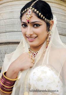 Hari Priya - Navel Treat