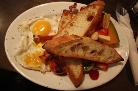 Eat: A Breezy Brunch at the Easy Restaurant