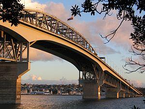 English: Auckland Harbour Bridge. The harbour ...
