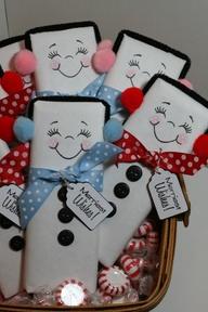 Wrap a full sized chocolate bar with white wrapping paper and draw on the faces. For the earmuffs, use a black pipe cleaner and pom poms. Use buttons or black puffy paint and a cute ribbon and tag to complete the look.- definetly going to do this at Christmas <3