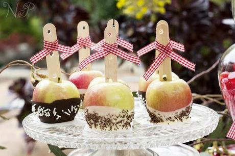 A Spring Picnic Party by Naatje Patisserie Cupcakes and Nomie Boutique Stationery