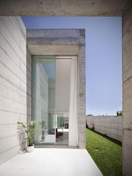 House in Moreira by Phyd arquitectura 8