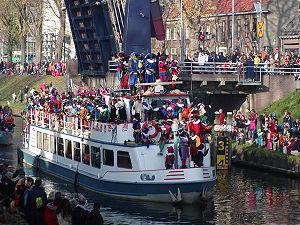 Saint Nicholas arriving by boat
