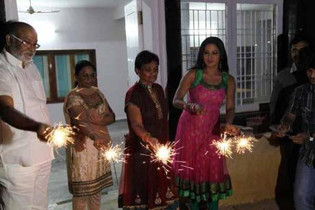 Veena Malik Celebrated Diwali 2012 in India a Lascivious & Lecherous Festivity