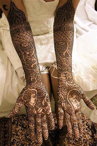 See the Bride and Groom in this henna design :)
