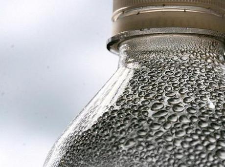 Researchers develop self-filling water bottle that harvests water from the air
