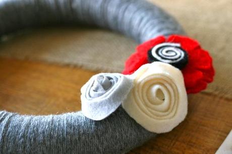 christmas party prep: diy yarn wreath