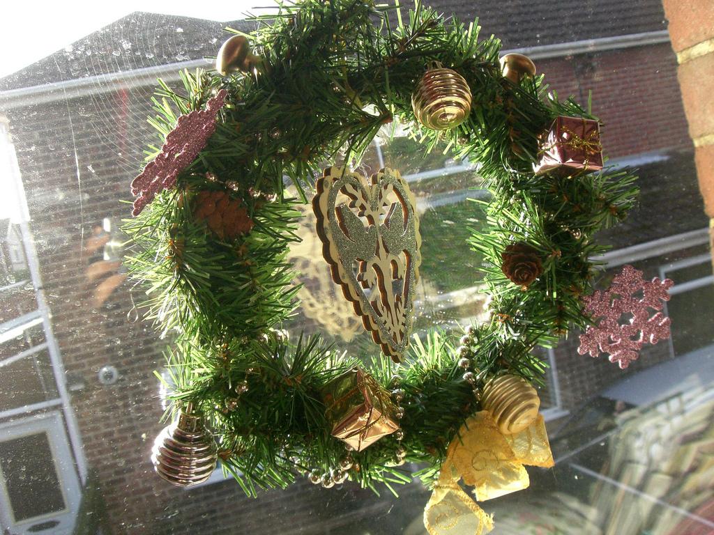A cheaters 'homemade' wreath