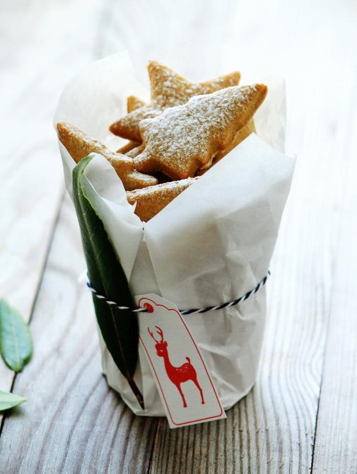 Baked with Love {Cinnamon Cookies} & A Christmas Wrapping Idea