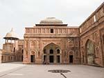 Court between the Jahangir Mahal and Yamuna River