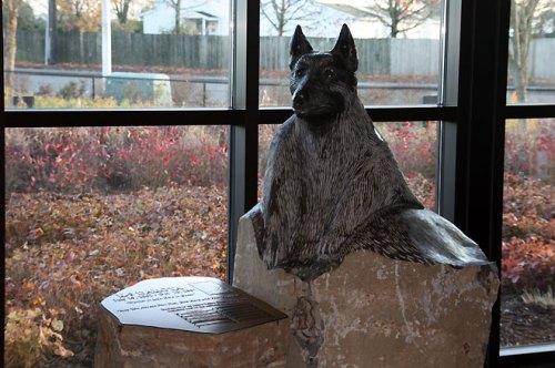 Bronze statue of Dakota, also pictured above.