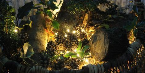 diy craft tutorial christmas decorations log basket xmas porch with fairy lights Cassiefairy close up