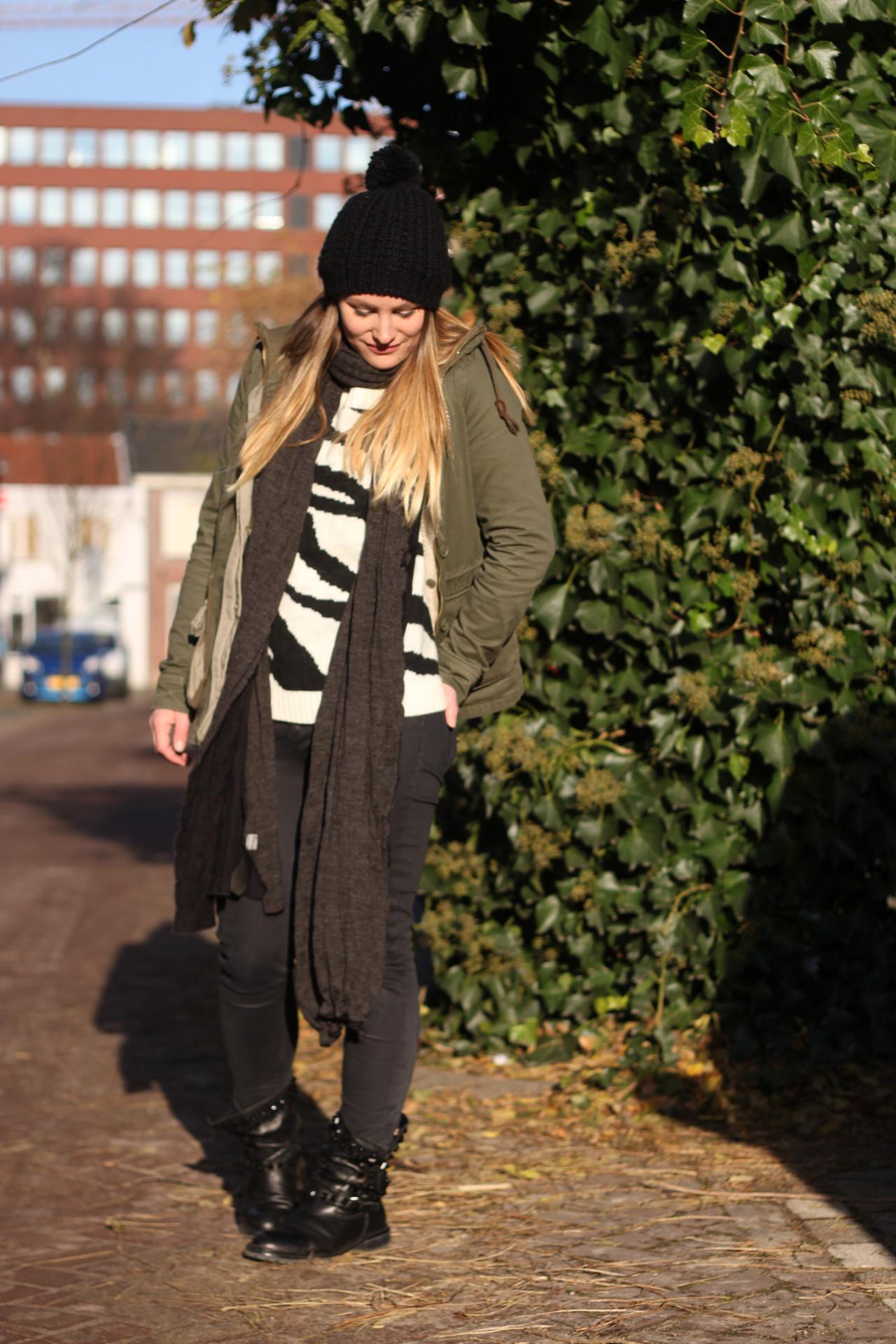 Outfit: Knitted Zebra