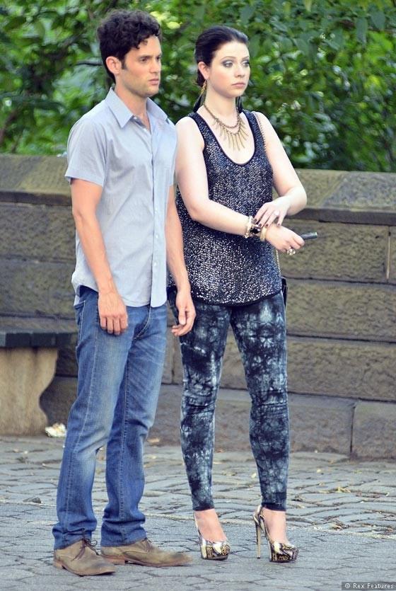 Penn-Badgley-and-Michelle-Trachtenberg-on-the-set-of-Gossip-Girl-season-6-0712