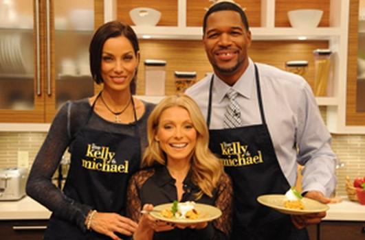 How funny is the picture of Kelly with Strahan and Eddie Murphy's ex?