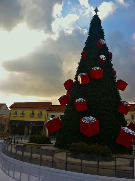 Fake-Christmas-Tree-at-the-Tanger-Outlet-in-DeerPark