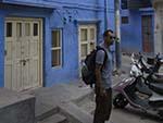 Travis with the towering blue walls of Jodhpur alleyways