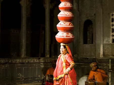 Woman balanced a staggering ten pots on her head