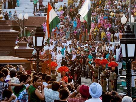 Lowering of the Pakistan and Indian flags