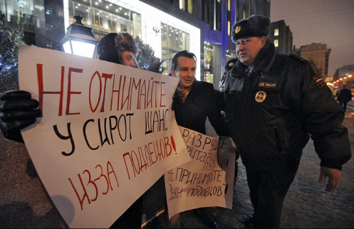 Protesters outside the Federation Council Chambers were met by police. (Фото: Василий Шапошников / Коммерсантъ)