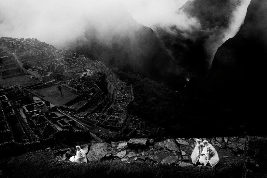 EXTRA 4 - Tourists at Machu Pichu_100pc