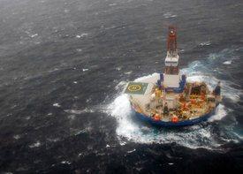 Shell’s Arctic Drilling Rig Runs Aground Off Alaskan Coast