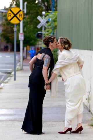 kiss-lesbian-wedding