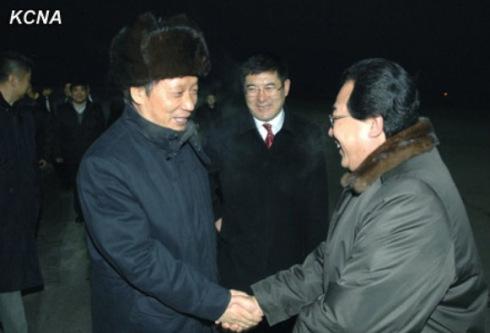 PRC Vice Minister of Commerce Li Jinzao shakes hands with a DPRK official after arriving at Pyongyang Sunan Airport on 7 January 2013 (Photo: KCNA)