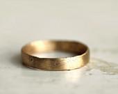 A rustic gold wedding band. 18k. Lulu - SundayOwl