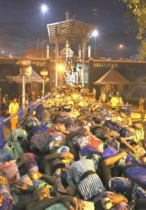 Pilgrims waiting to ascend the holy 18-steps (Pathinettampady) in the early morning hours of Thursday. Photo: Leju Kamal