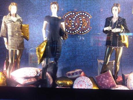 Chanel - Printemps Dept store Paris.
I really love these gold sparkeling leggings at Chanel. they reflect the lights of the hot Paris evening.
see also Regis R Printemps window display.
xoxo LLM