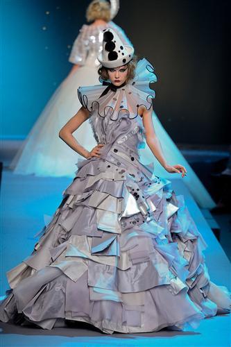 DIOR haute couture 2011 my commentary Each comment corrisponds with the photos directly...