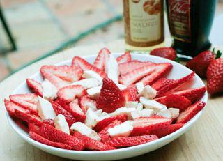 Strawberry-and-bocconcini-salad-550x397