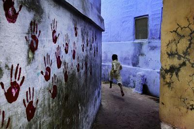 steve mccurry.  portrait of an afghan girl