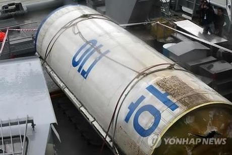 Debris of the U'nha-3 rocket retrieved by South Korean [ROK] in late December 2012 (Photo: Yonhap)